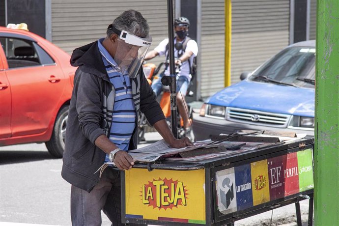 Un hombre en San José (Costa Rica) durante la pandemia de coronavirus