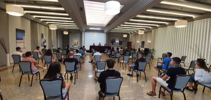 Reunión del alcalde de Mérida con las agrupaciones carnavaleras