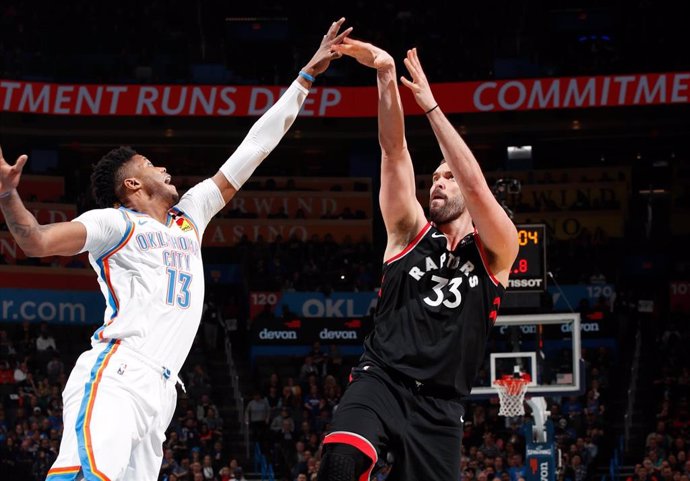 Marc Gasol realiza un lanzamiento en un Raptors - Thunder de la NBA 2019-2020