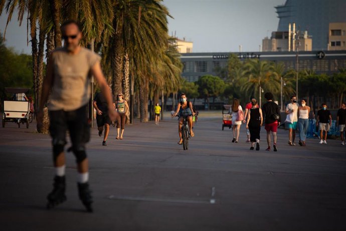 Varias personas hacen deporte y pasean en Barcelona, Catalunya (España), a 28 de julio de 2020.