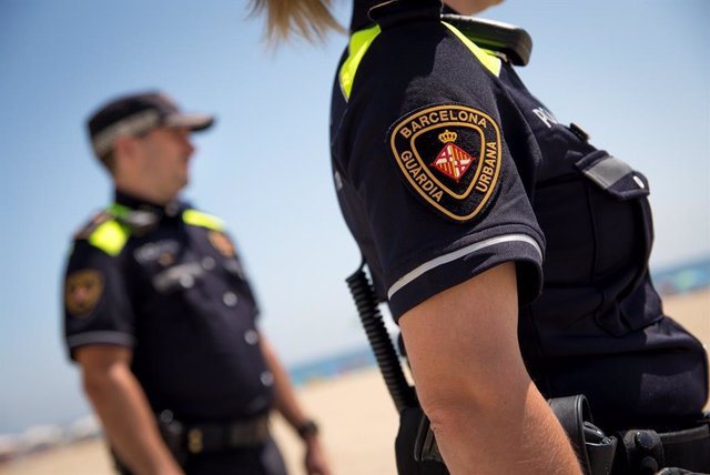Dos agentes de la Guardia Urbana de Barcelona en la playa (ARCHIVO)