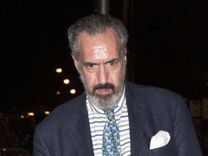 Jaime de Marichalar, con una favorecedora barba, tras disfrutar de una cena con amigos en la capita