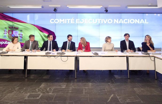 El presidente del PP, Pablo Casado, con  miembros de su Ejecutiva. En Madrid (España) a 12 de noviembre de 2019.
