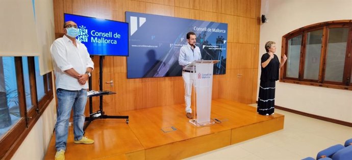 El conseller de Movilidad del Consell de Mallorca, Iván Sevillano, en una rueda de prensa