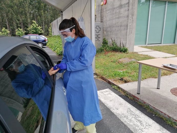 Realización del test COVID en la segunda oleada del estudio epidemiológico del Sergas en un centro de salud de Galicia.