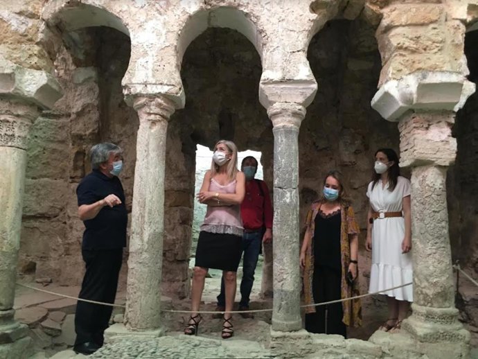 Visita de Patricia del Pozo a los baños.