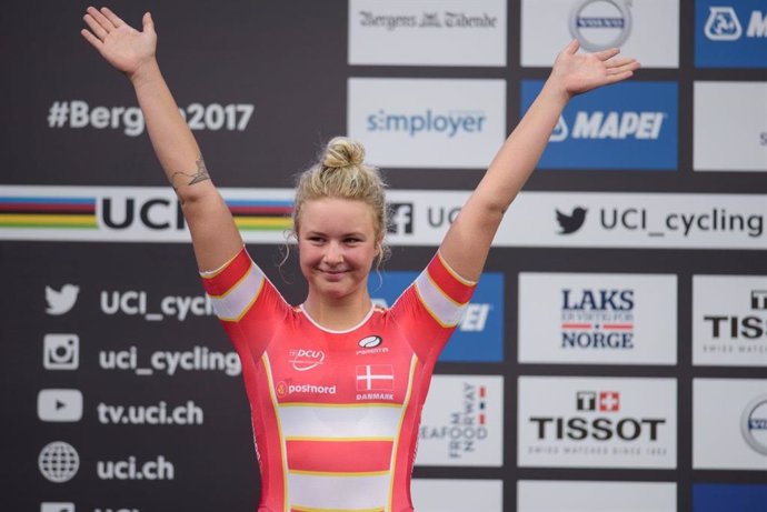 La ciclista danesa Emma Noorsgard en un podio