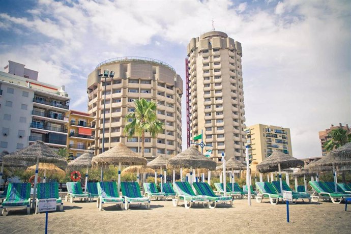 El Puerto apartamentos vacacionales turismo Fuengirola viajeros playa hamaca 