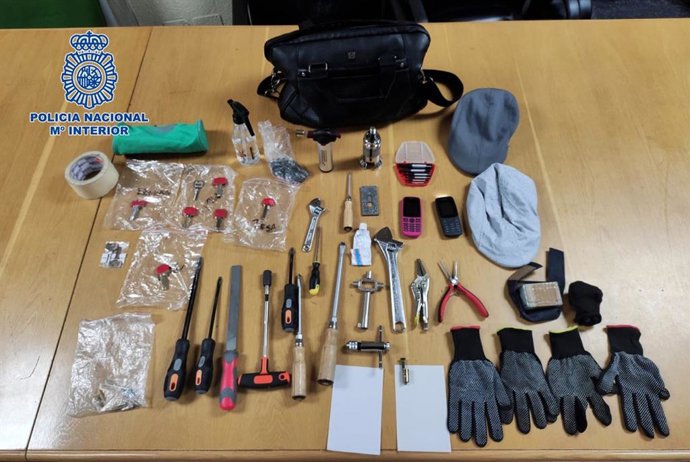 Herramientas intervenidas a los dos ladrones detenidos en Chamberí por tratar de robas viviendas.