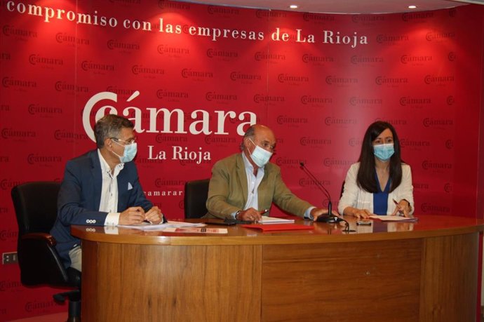 Jaime García-Calzada, presidente de la Cámara de Comercio, Industria y Servicios de La Rioja, Florencio Nicolás, director general de la Cámara de Comercio y Cristina Navarro, responsable Departamento de Análisis y Estudios