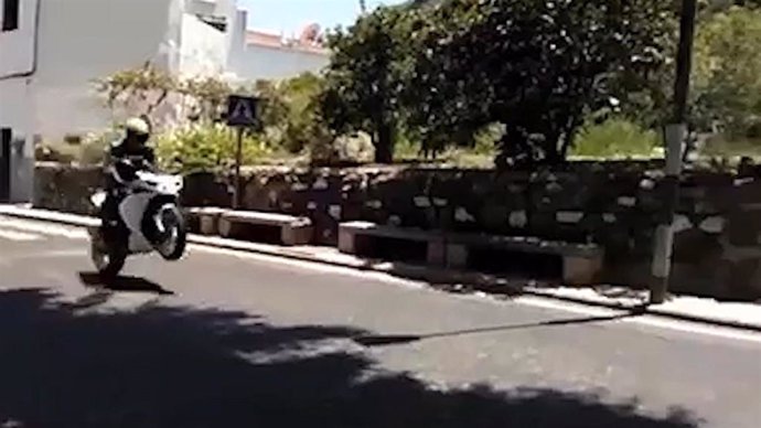 Un motero practicando conducción temeraria en Gran Canaria