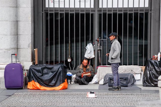 Dos hombres sin hogar en Madrid