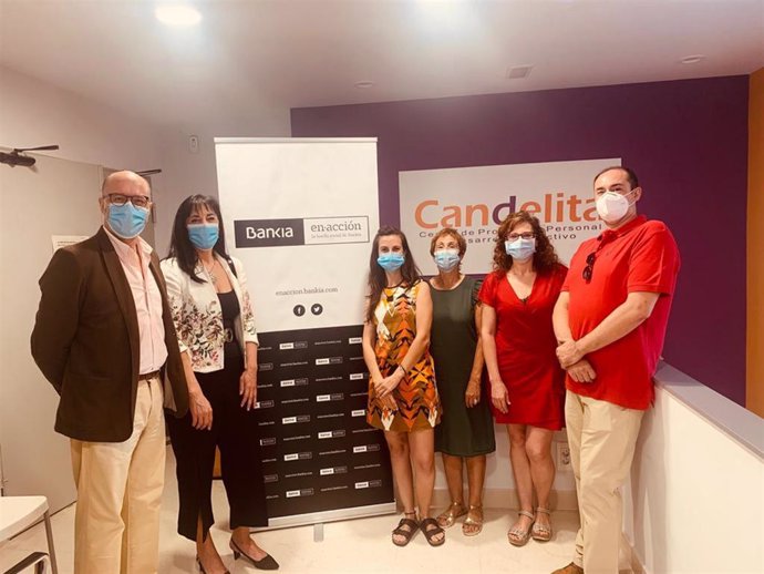 Foto de familia de los responsables de Bankia y la asociación Candelita.