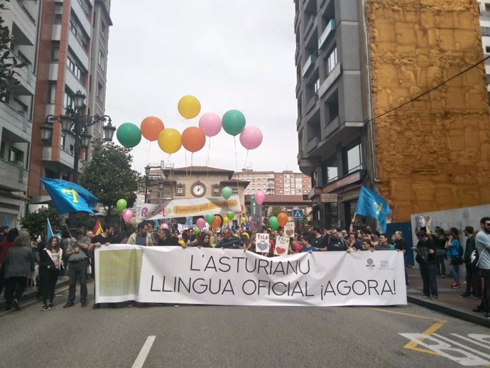 Cabecera d'una manifestación pola oficialidá nel 2018, con Yolanda Huergo na pancarta.