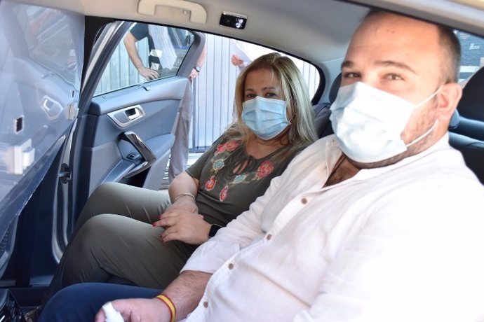 De Gregorio (I) y Rubio (D) en el interior de un taxi con mamapara protectora.