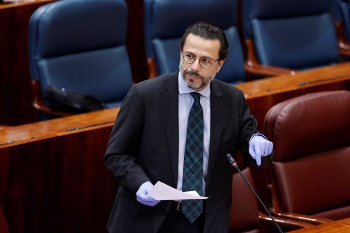 El consejero de Hacienda,Javier Fernández-Lasquetty interviene en el pleno de la Asamblea de Madrid.