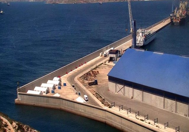 Dársena de Escombreras donde está instalada atención migrantes llegados en pareta