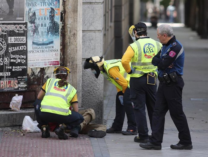 Tres trabajadores del Samur-Protección Civil y un agente de policía municipal acuden a atender a un sintecho. Archivo.