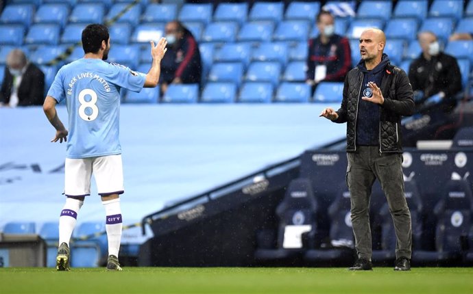 Gundogan habla con Pep Guardiola durante un partido del Manchester City