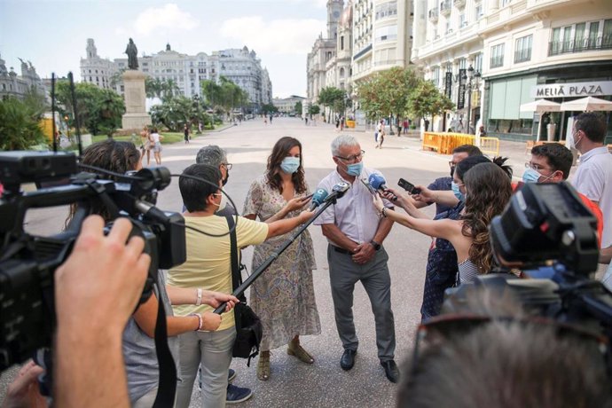 Joan Ribó y Sandra Gómez atienden a los medios en la Plaza del Ayuntamiento de Valncia