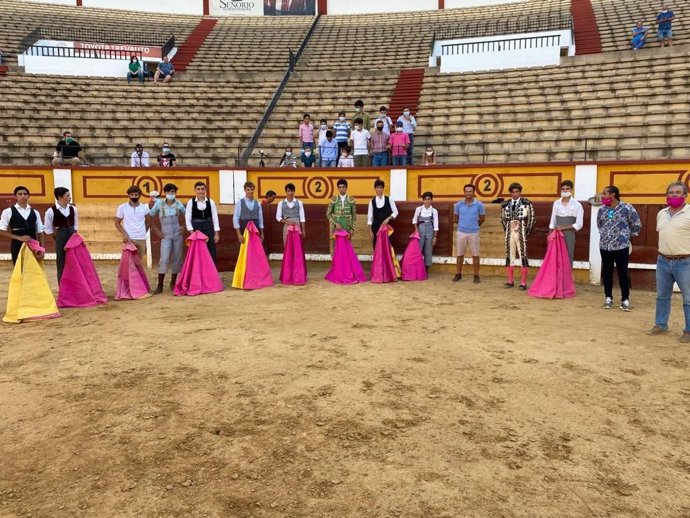 Alumnos de la Escuela de Tauromaquia en la plaza de toros de Badajoz.