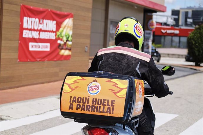 Un empleado de Burger King distribuye a domicilio desde un establecimiento de Burger King, dentro del plan Más Seguro que nunca que la cadena ha puesto en marcha en todos sus establecimientos abiertos con una serie de estrictas medidas de seguridad, que