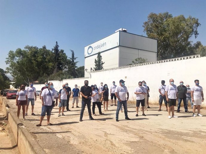 Concentración de los trabajadores de Onda Jaén en el aniversario del incendio que afectó a las instalaciones.