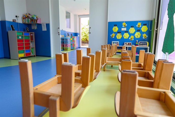 Mesas y sillas recogidas en un aula del Centro de Educación Infantil La Gacela, cerrada durante la fase 1