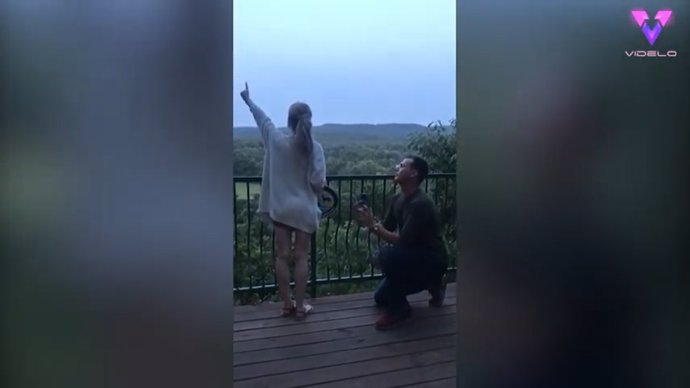 Este chico sorprende a su novia de instituto con una pedida de matrimonio