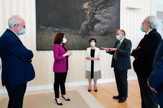 El viceconsejero de Plan COVID-19, Antonio Zapatero (2d); la presidenta de la Comunidad de Madrid, Isabel Díaz Ayuso (2i); el consejero de Sanidad de la Comunidad, Enrique Ruiz Escudero (1d); y la nueva directora general de Salud Pública, Elena Andradas.