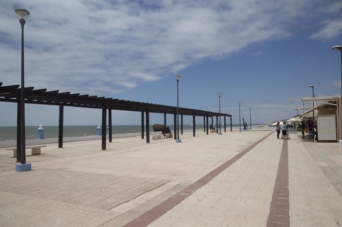 Paseo marítimo de la playa de Matalascañas durante el puente del Corpus Christi. En Matalascañas (Huelva, Andalucía, España) a 12 de junio de 2020.