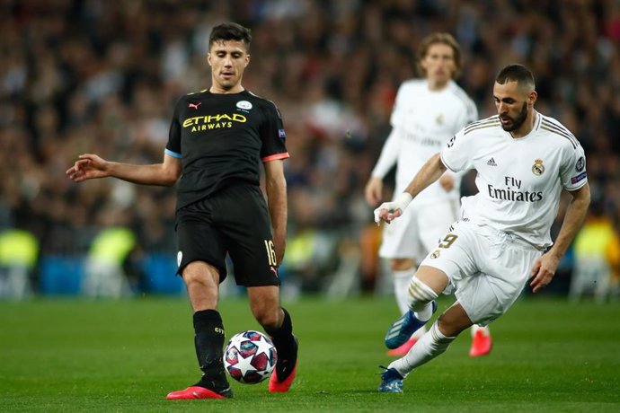 Rodri Herrnández ante Karim Benzema en el Real Madrid-Manchester City de la ida de octavos de la Champions 2019-2020