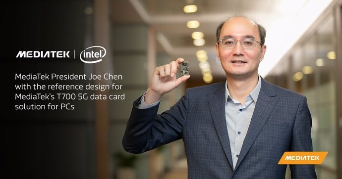 El presidente de MediaTek, Joe Chen, sujetando el módem T700 5G para ordenadores.