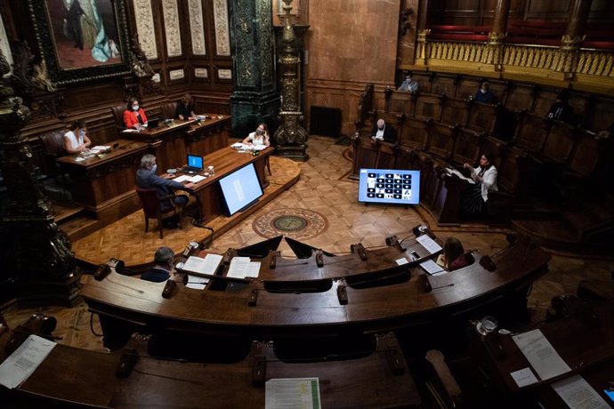 La alcaldesa de Barcelona, Ada Colau, durante un pleno extraordinario del Consejo Municipal del Ayuntamiento de Barcelona dedicado al uso del superávit de 2019 para la crisis del COVID-19, en Barcelona, Catalunya (España), a 24 de julio de 2020.