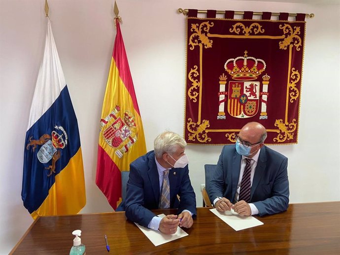 El delegado del Gobierno en Canarias, Anselmo Pestana, con el presidente del Cabildo de El Hierro