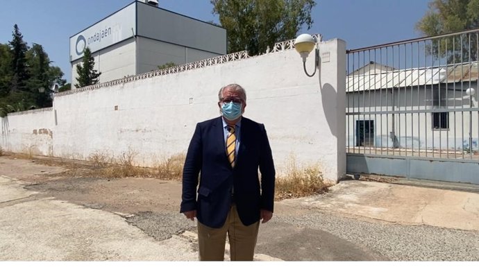 El concejal del PP en el Ayuntamiento de Jaén Javier Carazo ante las instalaciones de Onda Jaén.