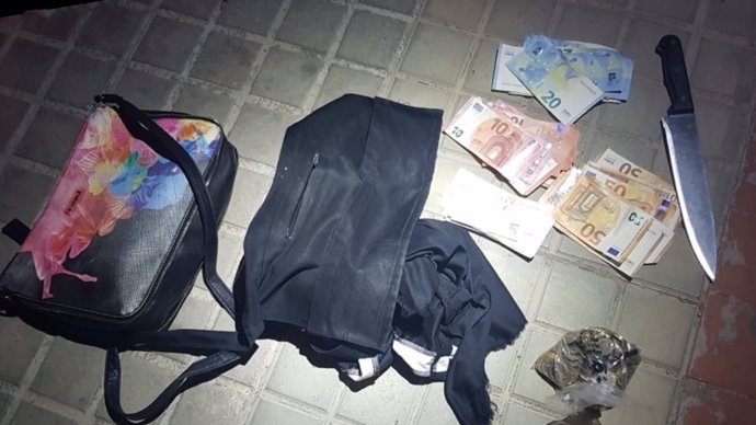 El bolso y el dinero que supuestamente llevaba la mujer y el cuchillo presuntamente usado.