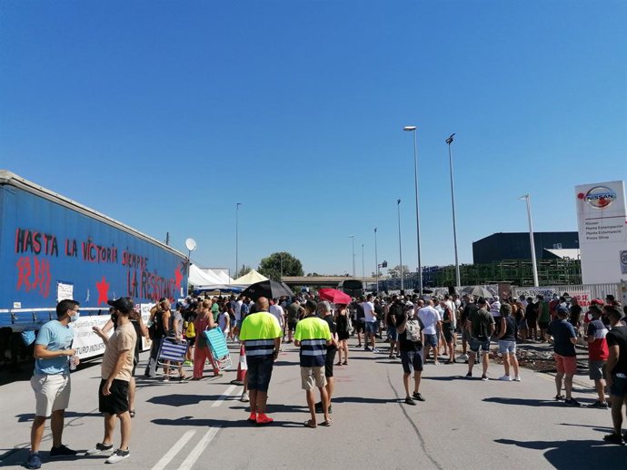 Treballadors davant la fbrica de Nissan a Montcada i Reixac (Barcelona), abans de l'assemblea per votar l'acord de tancament amb l'adrea