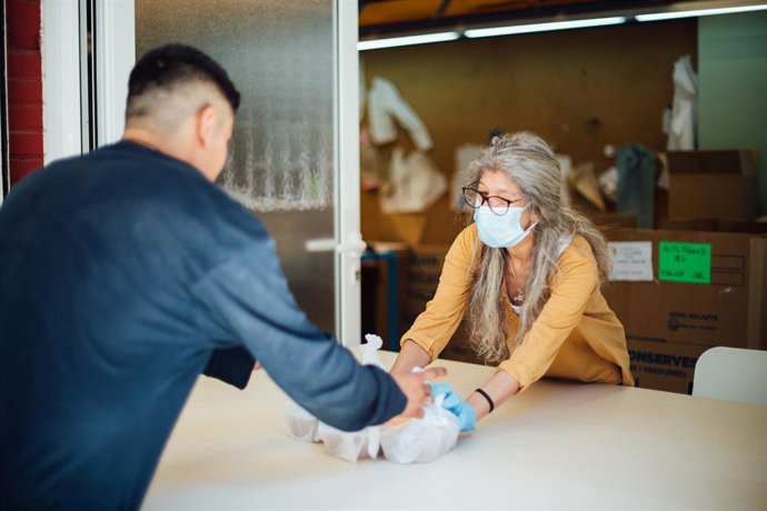 Una voluntria del Banc dels Aliments de Barcelona, repartint menjar durant la crisi sanitria del Covid-19