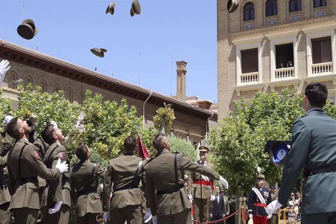 Varios oficiales lanzan sus gorras al aire durante el acto de entrega de los despachos a los nuevos oficiales del Ejército de Tierra en la Academia General Militar de Zaragoza.