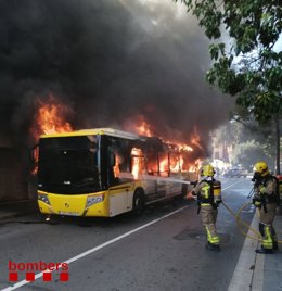 Els Bombers de la Generalitat apaguen l'incendi en un autobús a Castelldefels (Barcelona) que no ha causat ferits. A Castelldefels (Barcelona), el 6 d'agost de 2020.