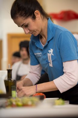 Voluntarios de 'la Caixa' imparten clases de cocina 'on line a jóvenes tutelados