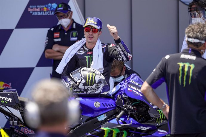 Maverick Viñales saluda tras su segundo puesto en el Gran Premio de Andalucía 2020