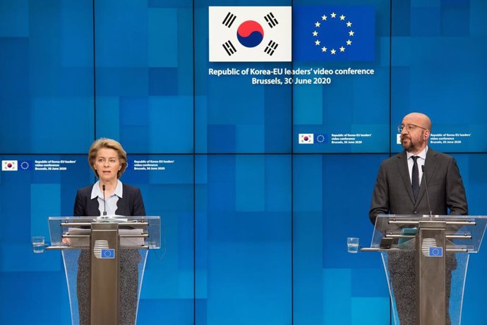 La presidenta de la Comisión Europea, Ursula von der Leyen, y el presidente del Consejo Europeo, Charles Michel