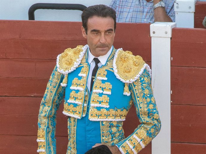 Enrique Ponce celebrando el 30 aniversario de su alternativa en la plaza de Navas de San Juan