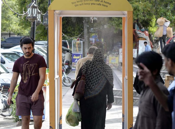 Arc de desinfecció pel coronavirus a Islamabad, el Pakistan