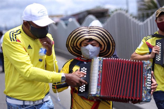 Artistas se manifiestan en Bogotá para pedir subsidios dedicados al sector por la pandemia del coronavirus. 
