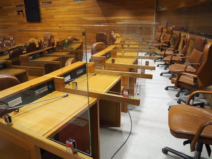 Mamparas del Parlamento de Galicia situadas para separar los escaños de los diputados en el hemiciclo gallego en la XI Legislatura