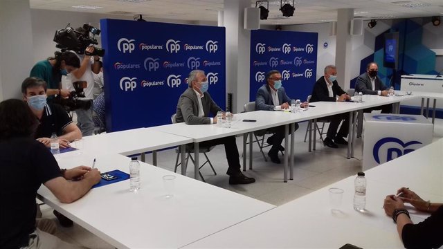 Reunión de dirigentes del PP Aragón con concejales y el alcalde de Zaragoza.