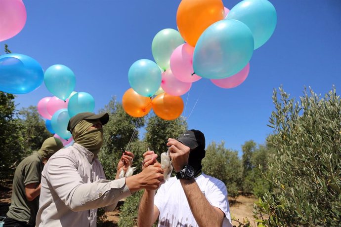 Palestinos se preparan para lanzar globos incendiarios desde Gaza a Israel